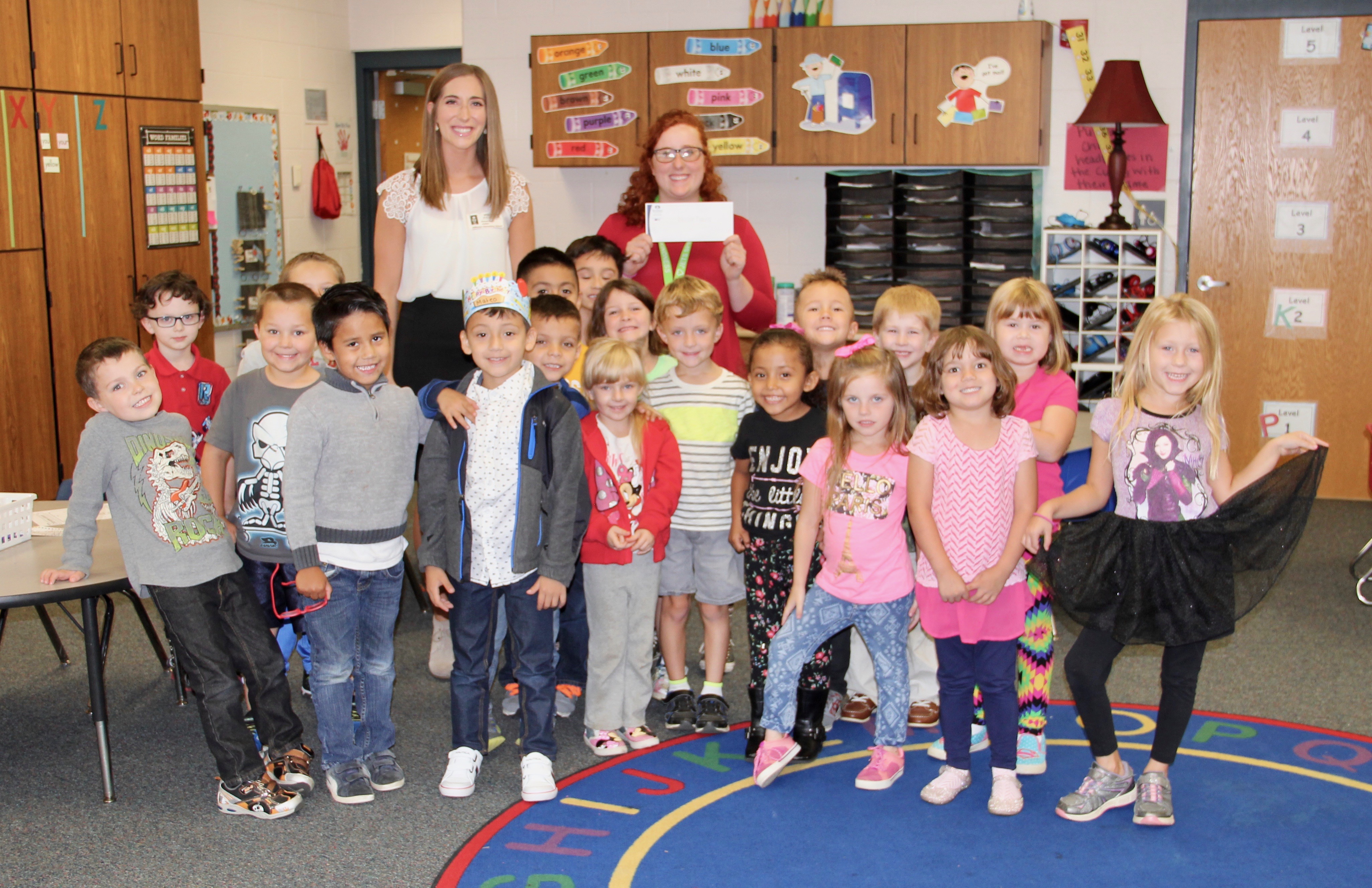 Ms. Burns, Kelsea Hueni, and kindergarten class